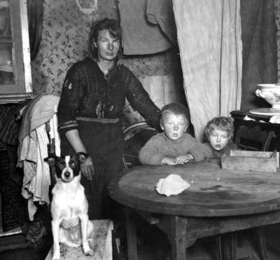 Interieur eenkamerwoning zonder privaat 2e Looiersdwarsstraat A'dam 1928